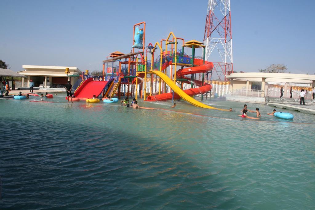Sentosa Resorts & Water Park Chinchvad Екстериор снимка